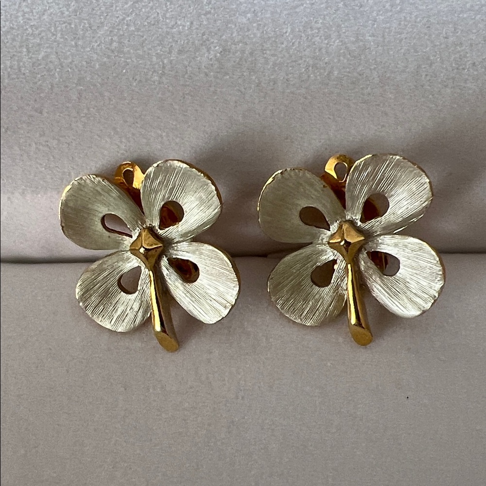 Shamrock clip on Earrings
Gold and Silver